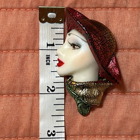 Vintage Lady Face Profile Head Brooch Pin with Hat Elegant Silhouette, plastic - Picture 8 of 13